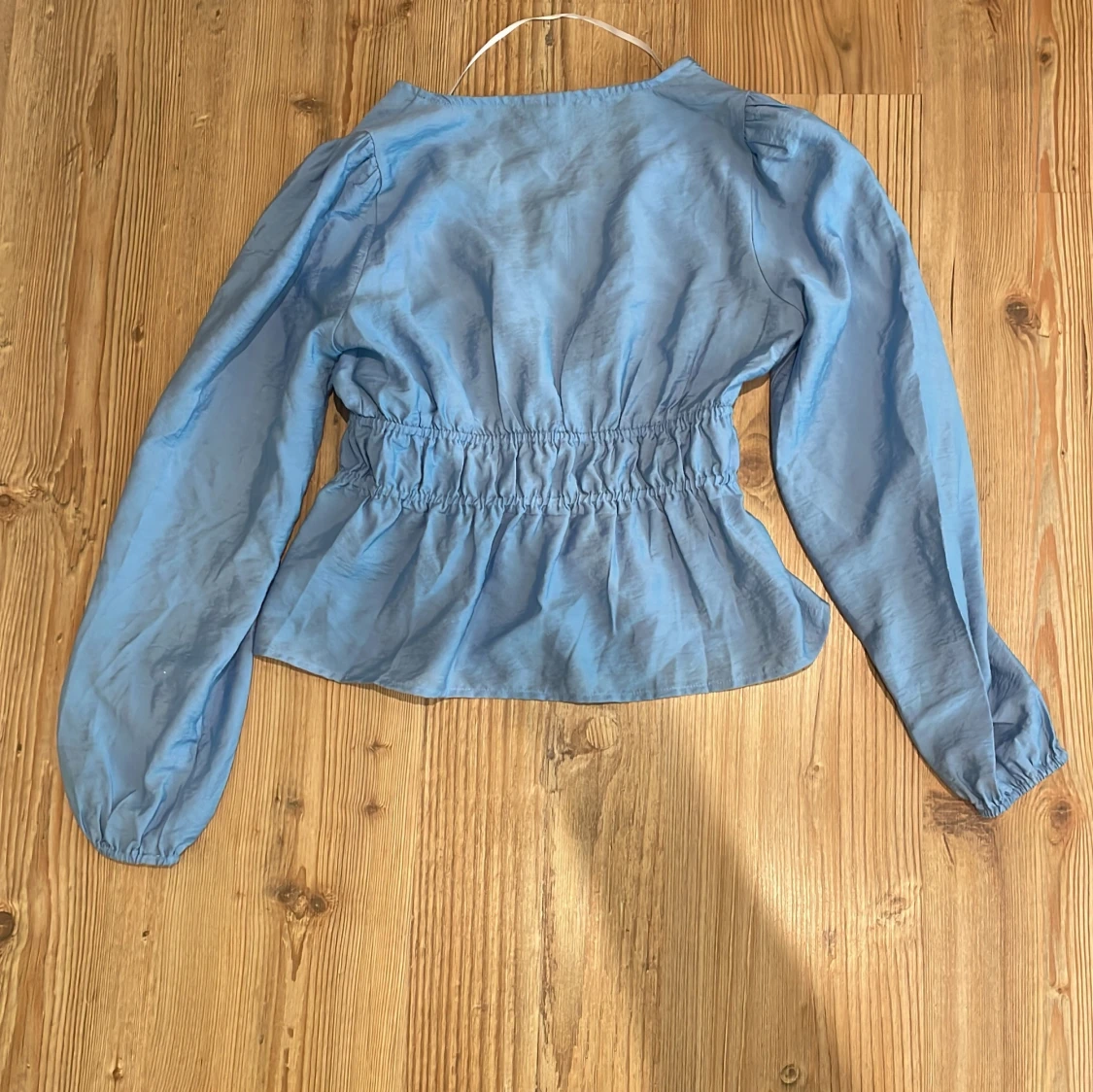 Blå blus med v-ringning från Vero Moda - 1