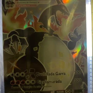 Pokémon Charizard Vmax shiny - Coolt och glittrande Pokémonkort med Charizard V! Perfekt för samlare och fans av Pokémon. Kortet har spanska attacker och en mäktig design som sticker ut i din samling. Ett måste för dig som älskar Pokémon och vill ha något unikt!