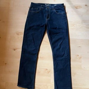 Mörkblå jeans från Pepe Jeans - Snygga mörkblå jeans från Pepe Jeans London, modell Kimo-H Holborne. Klassisk femficksdesign med kontrastsömmar och coola bakfickor med unik söm. Dom har skön stretch och bra passform.