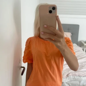 Orange topp med broderade puffärmar Vila - Superfin orange topp från Vila med korta puffärmar i broderad bomull. Storlek S, aldrig använd!🧡
