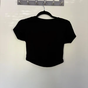  Croppad topp - Fin topp som är lite kortare i modellen