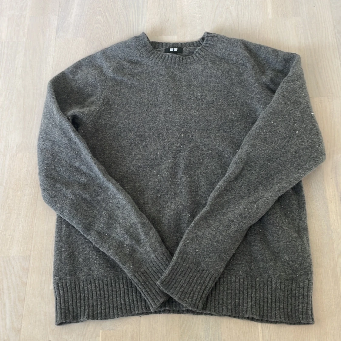 Grå stickad tröja från Uniqlo