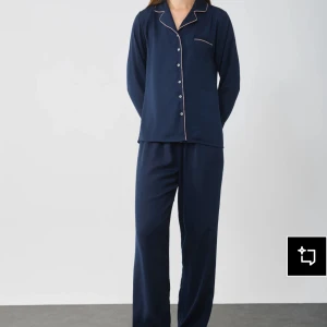 Marinblå satinpyjamas - Superfin marinblå ”silkespyjamas” från Anna Field, inte äkta silke. I mycket bra skick förutom ett par repor i tyget.