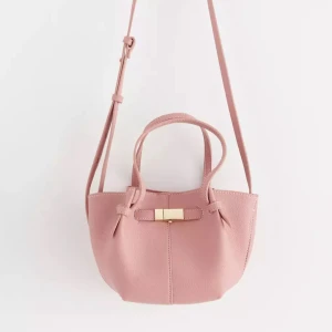 Slutsåld handväska från Lindex  - Säljer denna superfina handväskan från Lindex som är helt slutsåld! Väskan är aldrig använd och är helt ny och har inga defekter eller tecken på användning!  