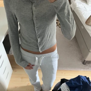 Grå kofta - Grå kofta från 157 med långa ärmar och knappar framtill. Använd ett fåtal gånger och koftan är i storleken XS.