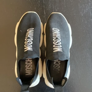 Svarta Moschino sneakers med björnsula - Moshino skor, riktigt sköna och perfekta till gymmet till exempel. Nästan aldrig använda! Skriv vid minsta funderingar. Priset är ej hugget i sten 🪨 