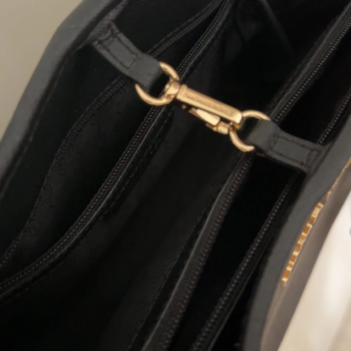 Svart handväska från Michael Kors - 3