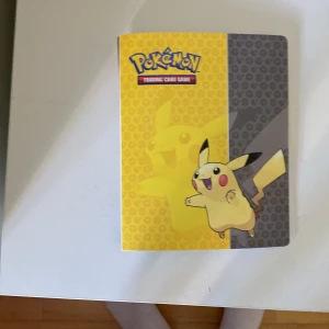 Pokémon Trading Card Game - Coolt Pokémon-album med Pikachu på omslaget! Perfekt för att samla och organisera dina favoritkort från Pokémon Trading Card Game. Färgglad design som passar både nya och erfarna samlare. Gör din samling ännu snyggare och visa upp dina bästa kort!
