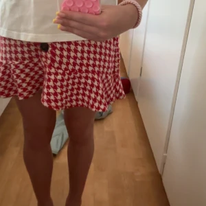 Söt rutig kjol❤️ - Jätte fin med knappar framtill, köpte vintage! 