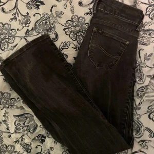 Bootcut jeans från lee  - Super snygga mörkgrå/svarta bootcut jeans från lee. Dom är för korta på mig så därför säljer jag dom. Dom är i storlek XS-S, passar båda. 