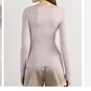 Intimissimi kashmir topp - Slimmad och mjuk långärmad tröja i ljusbeige ton med rundad hals. Materialet känns lätt och stretchigt, (kashmir) Helt oanvänd, endast testad, köpt för ca 500kr 