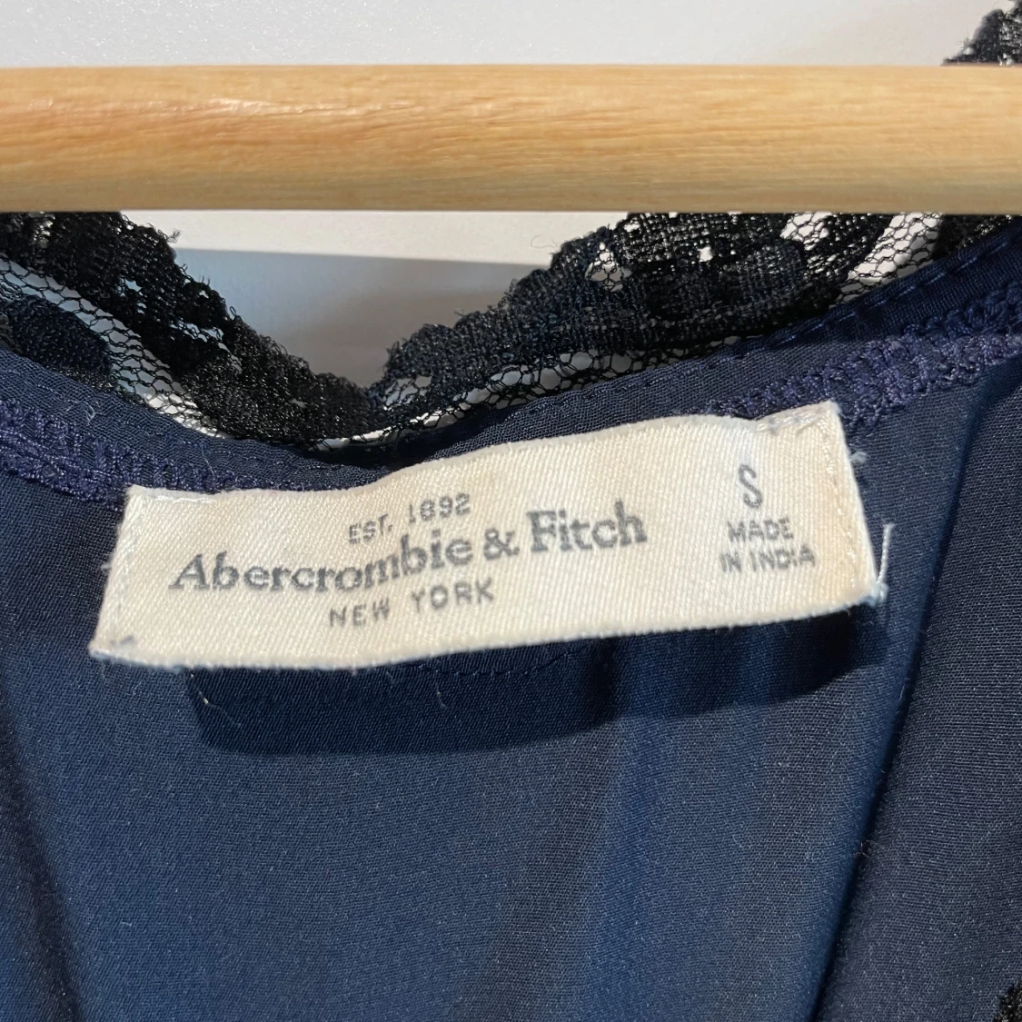 Mörkblå blus med spets från Abercrombie - 2