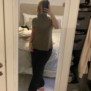 Brun polotopp  - Från Bikbok storlek xs. Perfekt till hösten.