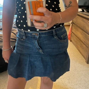 Egensydd kjol - Säljer en jeanskjol som jag har sytt om själv från ett par jeans från Cubus. Storlek xs