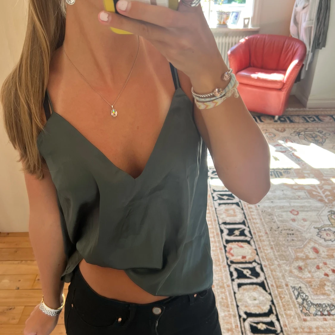 Mörkgrön linnetopp med v-ringning - 1