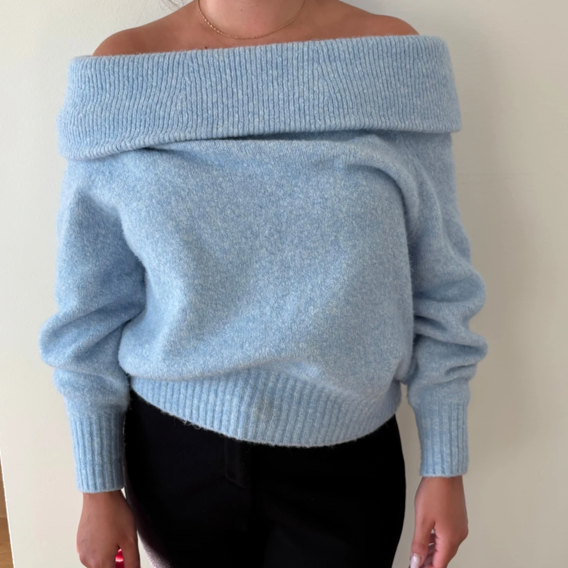 Ljusblå offshoulder stickad tröja