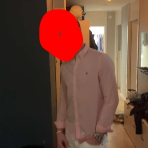 Rosa skjorta från Polo Ralph Lauren - Snygg rosa skjorta från Polo Ralph Lauren med  button-down krage, ny pris 1200 säljer för 350, står m men sitter som S