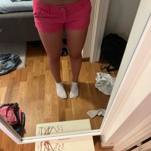 Rosa jeansshorts - Storlek 27, passar 36-40cm i midjemått tvärsöver❤️