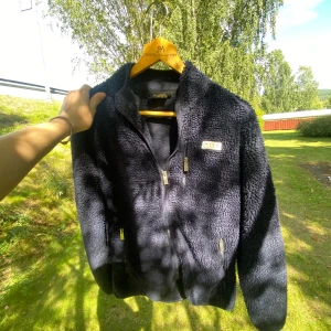 Svart teddyjacka från WYTE - Mysig svart teddyjacka från WYTE med dragkedja framtill. Bra skick Hör av dig vid frågor!