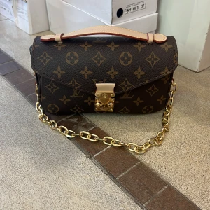 Beige axelväska med kedja och pärldetaljer - Snygga väskan 