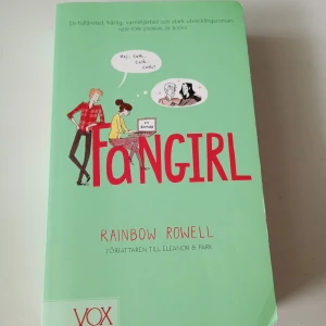 Fangirl - Boken "Fangirl" av Rainbow Rowell. På svenska💕