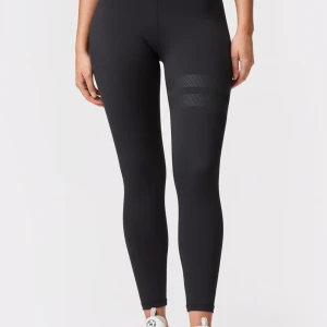 signature tights stronger - Säljer dessa träningsbyxor från stronger då dom är för små för mig. Använt dem max 3 gånger. Inköpta för 799kr, pris kan diskuteras 💘