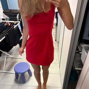 Röd klänning  - Säljer en snygg röd kort klänning 