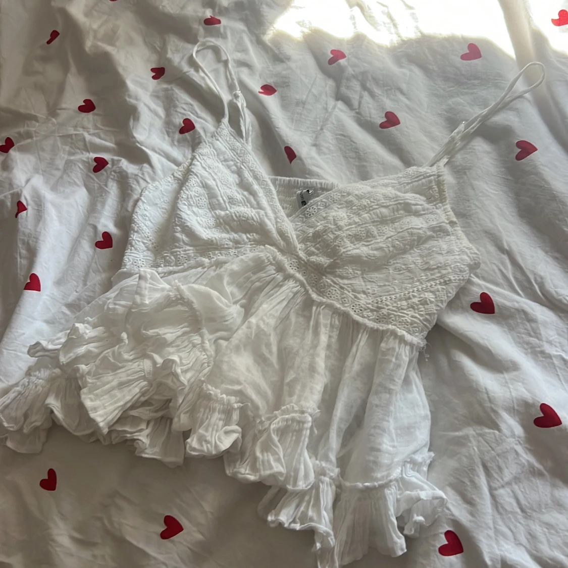 Vit omlott linnetopp med volanger - 1