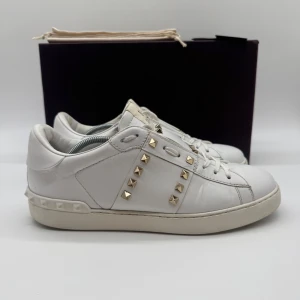 VALENTINO ROCKSTUD SNEAKER - Valentino rockstud sneakers - Skick: 8,5/10 - Storlek 42 sitter som 43 - Tillbehör: Inget utöver skorna - Nypris 7700kr - Deluxecloset 