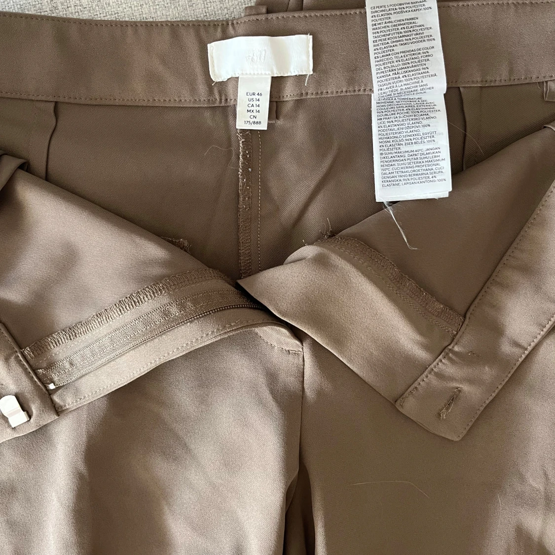 Beige/bruna kostymbyxor från H&M - 1