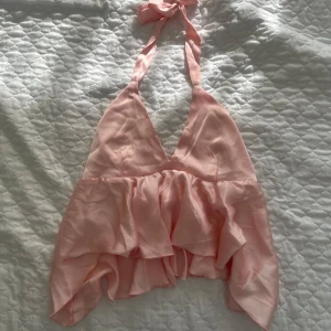 Ljusrosa satintopp - Söt ljusrosa halterneck topp i satin från NA-KD. Storlek 38 och i mycket gott skick 💕🙌