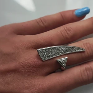 Silvrig ring med kristaller från Guess - Aldrig använd. 