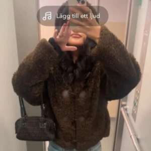 Brun teddyjacka från ZARA med huva - Supermysig brun teddyjacka från ZARA med huva och snygga knäppningar framtill. PRIS KAN DISKUTERAS VID SNABB AFFÄR 