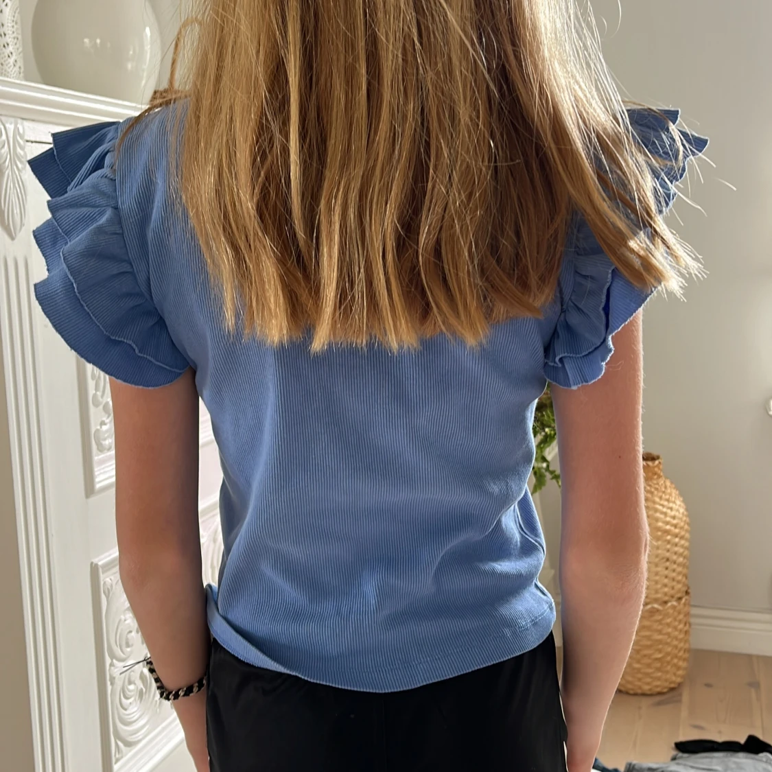 Blå ribbad topp med volangärmar - 1