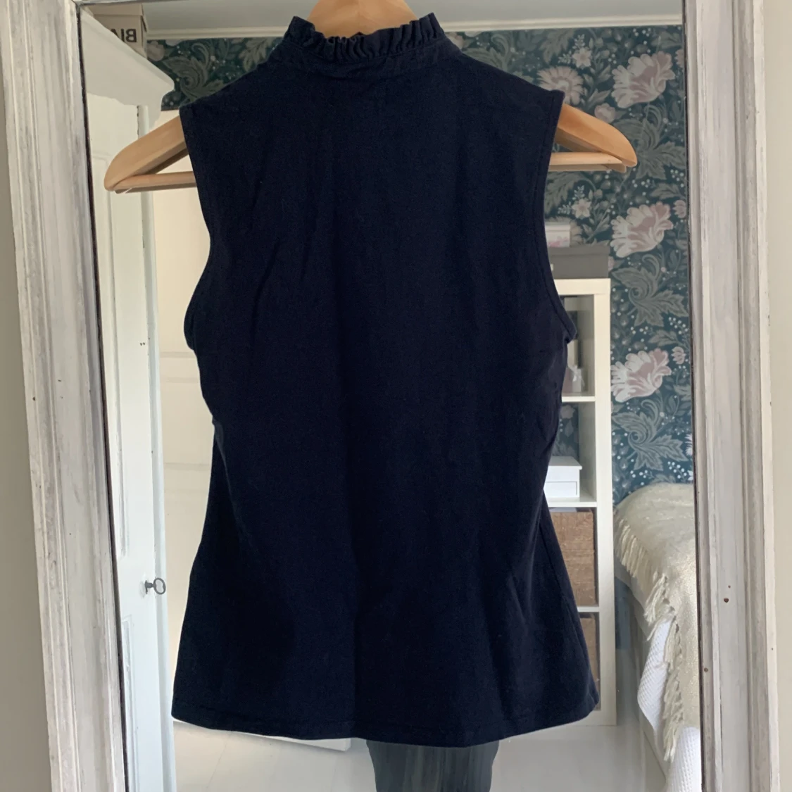 Mörkblå ärmlös topp med volangkrage - 1