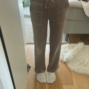 Beige velourbyxor Juicy Couture XXS -  beige velourbyxor från Juicy, har sytt upp de för att de var för långa när de köptes. är 161 och nu har de börjat bli korta .skriv för mycket mer info och skriv innan du köper ! Pris kan diskuteras 