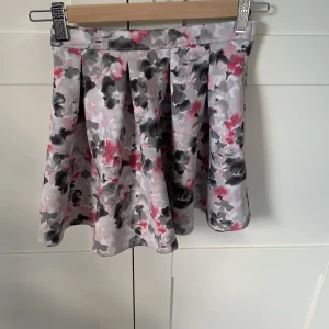Blommig kortkjol från Abercrombie - Supersöt kortkjol från Abercrombie. Kjolen är i storlek S kids men är stretchig. Kjolen har lite fläckar men bara en som syns på utsidan (bild 4). Säljer då ja inte använder.