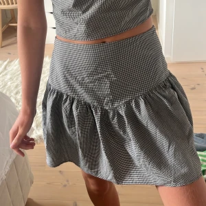 Kjol - Supersnygg rutig kjol. Kontakta mig om ni vill köpa toppen till också!