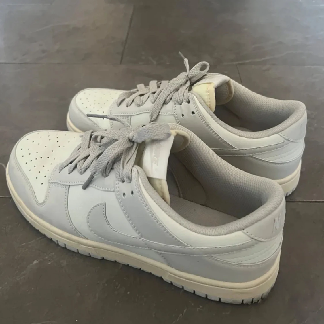 Nike Dunk Low i ljusgrått och vitt - 2