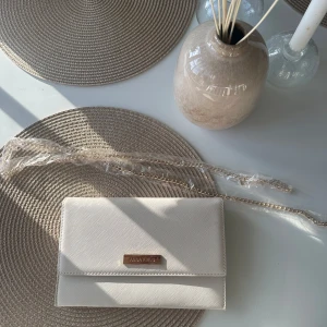 Vit kuvertväska från Anna Field - Stilren vit kuvertväska från Anna Field. Använd på balen men inte hittat nått mer tillfälle tyvärr🩷