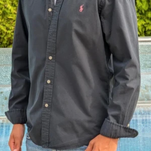 Svart skjorta från Ralph Lauren  - Svart Ralph Lauren skjorta 🐎 👔  Storlek M ✅  Nypris ca 1800kr 💵  Pris går att diskutera 🤝 Hör av vid frågor eller fler bilder:)