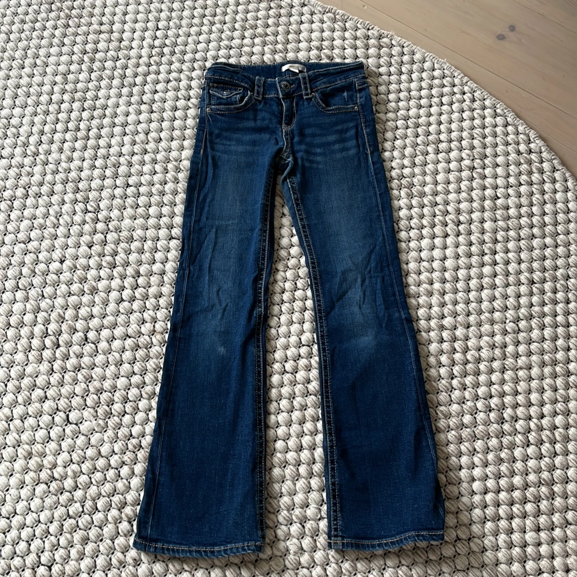 Blå bootcut jeans med fickdetaljer