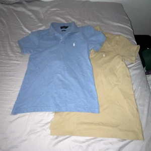 Polo Ralph Lauren Pikéer  - Två klassiska Pikéer från Polo Ralph Lauren, en i ljusblå och en i beige. Köp enstaka för 239:-, eller båda för 419:-! De båda är storlek M, men sitter som S. Båda två är endast använda 1 gång. Hör av dig privat för att köpa enskilt eller båda två!