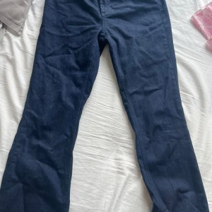 Mörkblå jeans från Zara, storlek 36 - Snygga mörkblå jeans från Zara i klassisk rak modell i storlek 36/S. Jeansen har normal passform och är mid waist, kommer inte till användning då jag inte tycker midwaist jeans passar mig. 