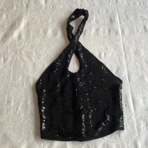 Svart paljett halterneck topp - Snygg svart halterneck topp med glittriga paljetter💞