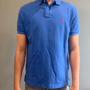 Blå Ralph lauren pike - Säljer en stilren Ralph lauren pike! Mycket fint skick! Storlek M! Pris kan diskuteras vid snabb affär. Han på bild är 184, 73kg!