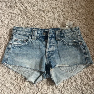 Ljusblå jeansshorts  - Så fina
