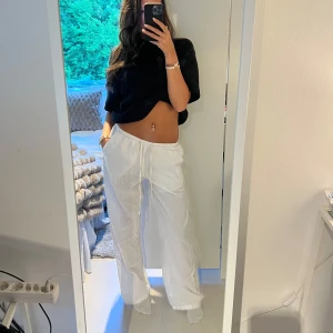 Vita linnebyxor från Gina Tricot - Säljer ett par vita linnebyxor från Gina Tricot i storlek XS. Byxorna har låg midja, resår och snörning i midjan samt en loose och wide passform. Perfekta för chill dagar eller när du vill ha en luftig och skön stil.