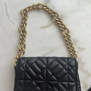 Zara väska  - Axelväska med fin kedja och passar till allt 