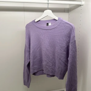 Ljuslila stickad tröja från H&M Divided - Säljer en ljuslila stickad tröja från H&M Divided i storlek S. Tröjan har en rund halsringning, ribbade muddar och är långärmad. Den är loose i passformen och har en enkel, clean look utan mönster eller detaljer. Perfekt för dig som gillar mjuka pasteller och chill vibes. Lite nopprig.